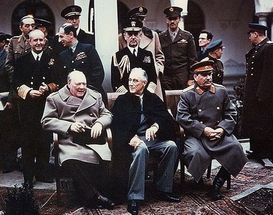 Winstron Churchill często zalewał się łzami. Również postanowienia konferencji w Jałcie były powodem do płaczu brytyjskiego premiera. Na zdjęciu wielka trójka w komplecie. 