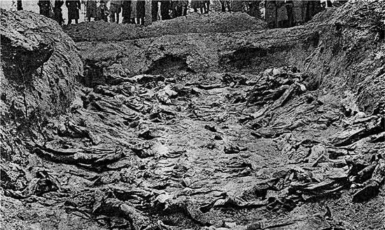 Zdjęcie z ekshumacji ciał polskich oficerów zamordowanych w Katyniu. Tą samą metodą egzekucje przeprowadzał kat, którego wspomnienia przytacza Moczulski.