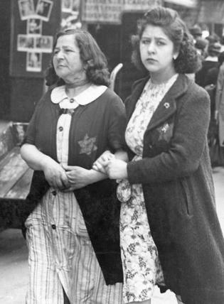 Dwie paryżanki z przypiętymi gwizdami Dawida (źródło: Bundesarchiv; lic. CC ASA 3.0).