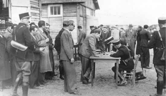 Rejestracja obywateli pochodzenia żydowskiego w obozie w Pithiviers.