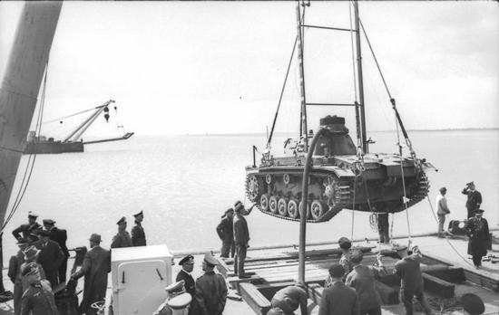 Na potrzeby operacji „Seelöwe” Niemcy przygotowali 152 tzw. „czołgi nurkujące”. Problem polegał na tym, że nie mieli ich czym przetransportować do Wielkiej Brytanii (źródło: Bundesarchiv; lic. CC BY-SA 3.0).