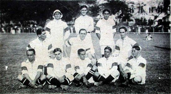 Pierwsza brazylijska reprezentacja na zdjęciu z 1914 r. Próżno szukać w niej ciemnoskórych zawodników.
