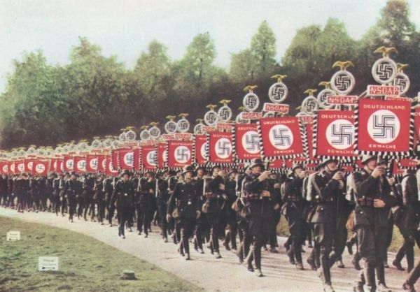 Naziści maszerują... zapewne na pomoc Polakom!