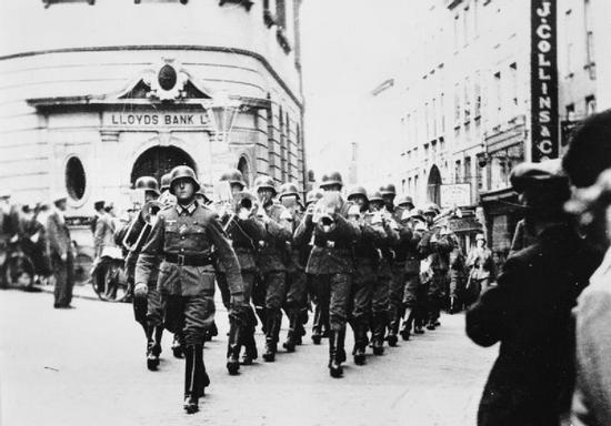 Niemieccy żołnierze maszerują po głównej ulicy miasta St Peter Port na wyspie Guernsey. Już Już niedługo tamtejsi mieszkańcy zostaną „wiernymi nazistami”.
