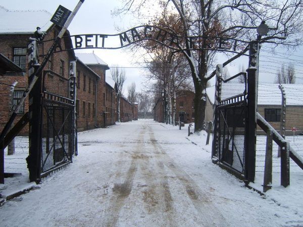 Stella zbiła małą fortunę skazując na Auschwitz lub zsyłkę do innych miejsc śmierci setki pobratymców. W obozie zagłady skończyli także jej rodzice...