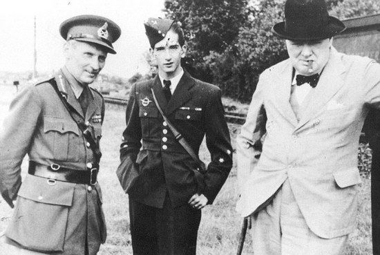Winston Churchill poznał Montgomery'ego w trakcie swych licznych podróży inspekcyjnych po kraju. I chociaż go nie lubił to jednak cenił jego energię, dlatego zdecydował się postawić go na czele 8. Armii. Na zdjęciu wykonanym w 1941r. Montgomery, jugosłowiański następca tronu Piotr II oraz Churchill. 