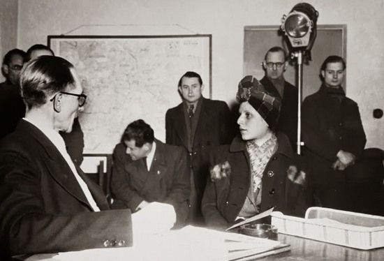 Po zdobyciu przez Armię Czerwoną Berlina Stela Kübler wpadła w ręce sowietów, którzy skazali ją na 10 lat ciężkich robót. Na zdjęciu Stella Kübler podczas przesłuchania.