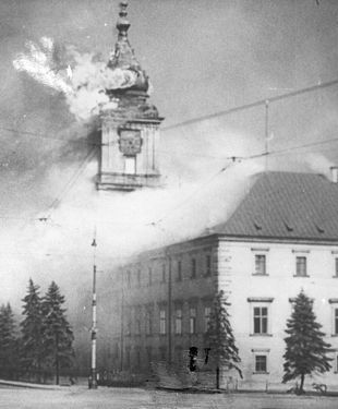 Płonący Zamek Królewski po ostrzale przeprowadzonym przez artylerię niemiecką 17 września 1939 roku.