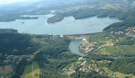  W ramach wymiany Polska otrzymała skrawek Bieszczad, gdzie w latach 60. wybudowano zaporę wodną i sztuczny zbiornik na Solinie (fot. Zuluanonymous; lic. CC ASA 3.0).