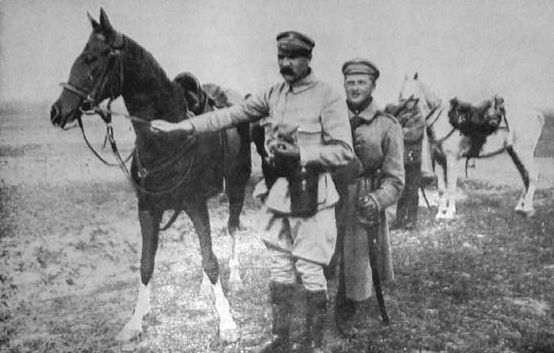 Józef Piłsudski wraz z ukochaną Kasztanką (źródło: domena publiczna).