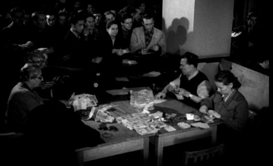 Na szwindlu jakim była reforma walutowa z 1950 r. komunistyczna władza zarobiła ok. 750 milionów ówczesnych dolarów. Na zdjęciu kadr z Polskiej Kroniki Filmowej przedstawiający wymianę pieniędzy.