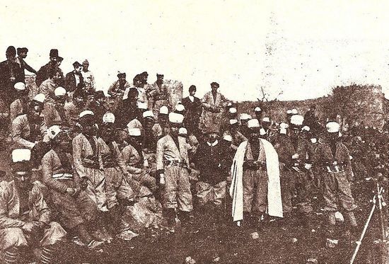 Rafael de Nogales przebył długą i krętą drogę, aby wziąć udział w I wojnie światowej. W końcu trafił do tureckiej armii. Na zdjęciu wraz ze swoim odziałem podczas oblężenia Wan.