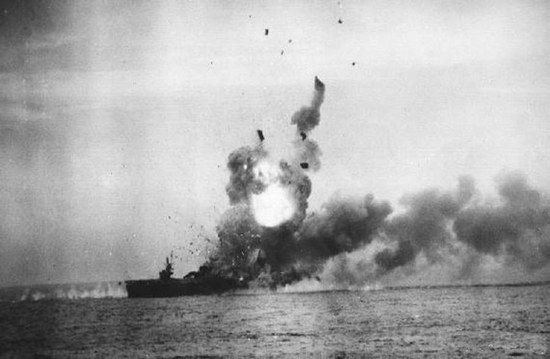 Atak samobójczy na USS St. Lo sfotografowany z pokładu pobliskiego USS Kalinin Bay.