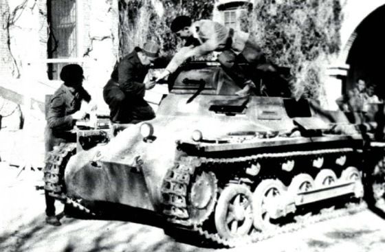 Niemiecki czołg i hiszpańscy pancerniacy wyszkoleni przez turystów z III Rzeszy.