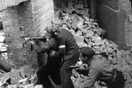 W sierpniu 1944 r. siepacze z RONA wzięli z kolei udział w pacyfikacji Powstania Warszawskiego. Wykazywali się przy tym tak wielkim okrucieństwem, że nawet Niemcy byli przerażeni ich czynami.