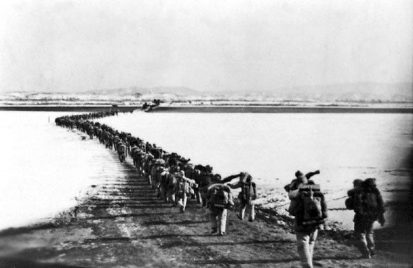 Włączenie się Chińczyków do wojny w Korei diametralnie zmieniło sytuację. Amerykanie musieli przygotować się na długotrwały i krwawy konflikt. Na zdjęciu chińscy "ochotnicy" przekraczają rzekę Yalu.