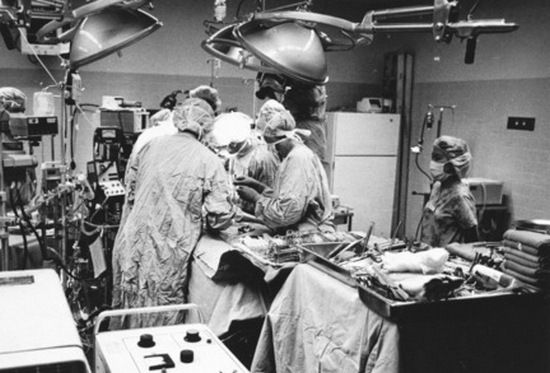 Nieludzka operacja. Zespół doktora Baileya przeszczepia małej dziewczynce serce pawiana.
