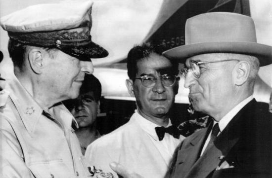 Generał MacArthur i prezydent Truman podczas katastrofalnego w skutkach spotkania na wyspie Wake.