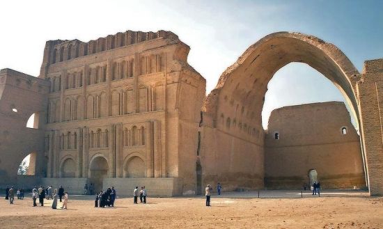 Monumentalny pałac w Ktezyfonie, który wkrótce po bitwie pod Al-Kadisijją wpadł w ręce Arabów (fot. jamesdale10; lic. CCA 2,0 G).