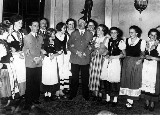 I znów Hitler otoczony wianuszkiem kobiet. Tym razem z okazji skorzystał również Goebbels.
