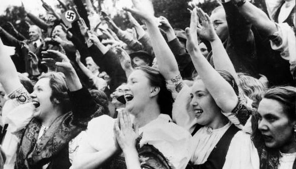 Młode nazistki zachowujące się na widok Hitlera, jak amerykańskie nastolatki na widok Biebera.