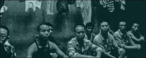 Na obrazku współcześni więźniowie chińskiego obozu pracy. Choć nadal waunki są tam ciężkie, przynajmniej nie mieszkają w baraku bez okien.