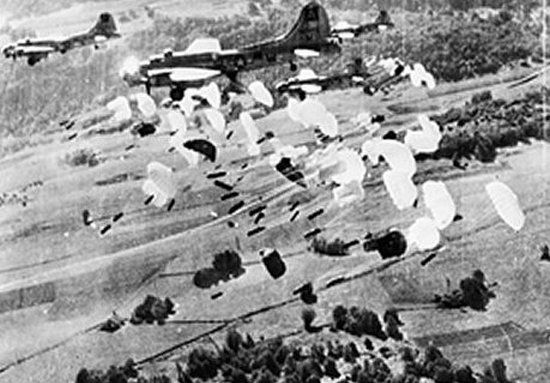 Amerykańskie B-17 zrzucają zaopatrzenie dla partyzantów z Vercors. Zdjęcie z 1944 r.