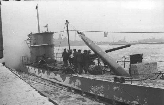 Załadunek torped na U-boota. Kto wie, może i one posłały na dno jakiś aliancki statek, albo okręt wojenny (źródło: Bundesarchiv; lic. CC ASA 3.0).