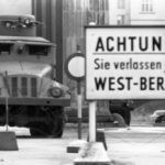Granica Berlina Zachodniego. W tle już czekają serdeczni NRD-owcy... Granica Berlina Zachodniego. W tle już czekają serdeczni NRD-owcy...