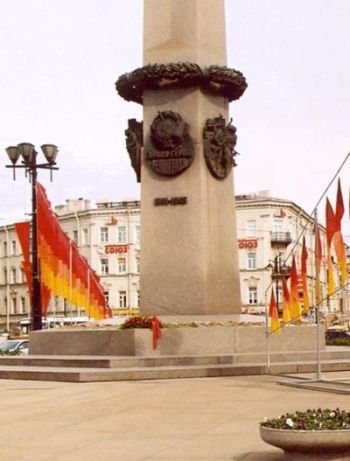 Leningrad otrzymał od stalina tytuł miasta-bohatera. Cóż po tytułach i obeliskach tym, którzy zatracili część swojego człowieczeństwa jedząc bliźnich?
