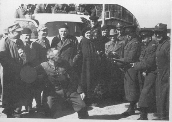 Po przekroczeniu granicy z Rumunią wielu żołnierzy zostało internowanych. Jednak, jak widać na powyższym zdjęciu, relacje między strażnikami a ich podopiecznymi były przyjacielskie.