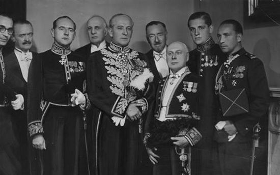Usilne starania Władysława Sikorskiego sprawiły, że Francuzi ostatecznie nie zgodzili się na kandydaturę Wieniawy na prezydenta. Na zdjęciu Wieniawa w mundurze dyplomatycznym (stoi w środku).