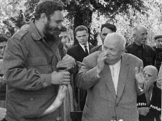 Nikita Chruszczow w najlepsze zabawia się z Fidelem Castro. Rok 1963. Rok później był już emerytem...