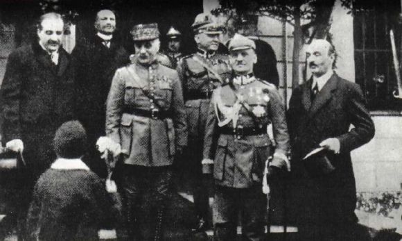 Sikorski od dawien dawna bratał się z Francuzami, nic dziwnego, że woleli poprzeć jego. Na zdjęciu marszałek Ferdinand Foch i generał Władysław Sikorski w Warszawie w 1923. 