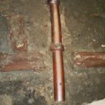 Współczesna, krakowska kanalizacja przecina drewnianą rurę wodociągową z XV wieku. Materiał Muzeum Archeologicznego w Krakowie.