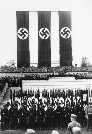 Norymberga nieprzypadkowo była nie tylko miejscem parteitagów. Planowano, ze stanie się ona nazistowskim miastem idealnym. Na zdjęciu Hitler przemawia do tłumów na Reichsparteitagu w 1933 r. 