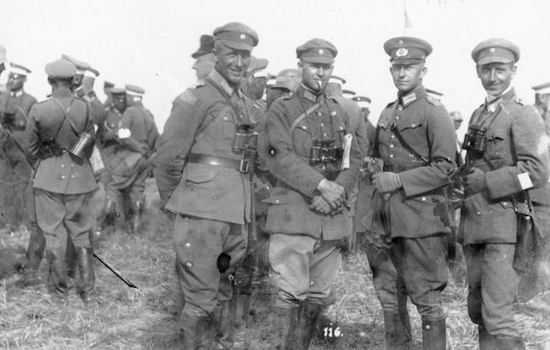 Zadowoleni i pewni siebie oficerowie 5. i 7. Dywizji Reichswehry w trakcie letnich manewrów w 1926 r. Są przekonani, że w razie wojny z Polską zwycięstwo byłoby po ich stronie