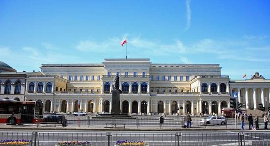 Budynek przy pl. Bankowym 3 w Warszawie. To w tym gmachu urzędował w II RP minister skarbu, któremu podlegały tak dochodowe monopole skarbowe.