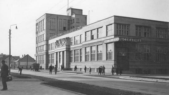 Budynek Poczty Głównej w Gdyni. W trakcie budowy przekroczono kilkukrotnie zakładany kosztorys i w efekcie budowa kosztowała więcej niż wzniesienie opery paryskiej.