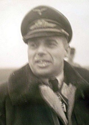 Generalmajor Robert Fuchs, to on dowodził zgrupowaniem w skład którego wchodziła eskadra „Leonidas” (KG-200 „V”) z której rekrutowali się niemieccy piloci-samobójcy.