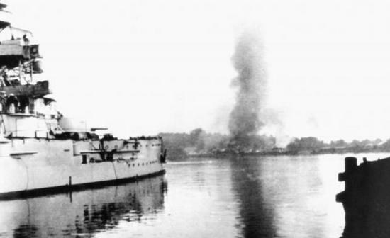 "Schleswig-Holstein" ostrzeliwuje Westerplatte. Artyleria pokładowa starego pancernika dwukrotnie (1 i 7 września) obrała sobie za cel Wojskową Składnicę Tranzytową.