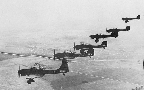 2 września po godzinie osiemnastej 58 Junkersów Ju 87B Stuka zrzuciło 26,5 tony bomb na Westerplatte. Był to jedyny atak niemieckich samolotów na Wojskową Składnicę Tranzytową.