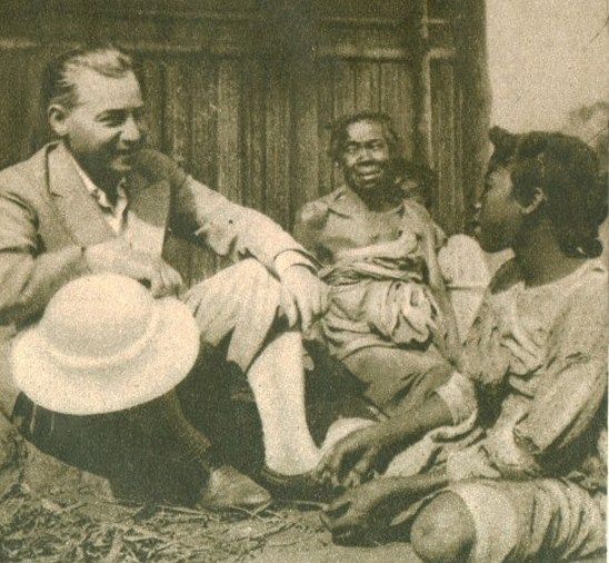W 1937 r. na Madagaskar wyjechała komisja mająca sprawdzić możliwości kolonizacji wyspy. Na zdjęciu jej kierownik mjr Mieczysław Lepecki rozmawia z Malgaszami.