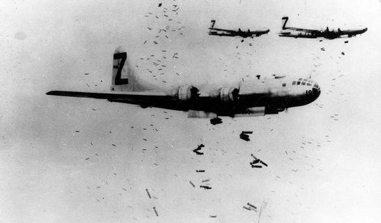 Amerykańskie bombowce B-29 zrzucają swój piekielny ładunek bomb zapalających. Już wkrótce kolejne japońskie miasto stanie w płomieniach.