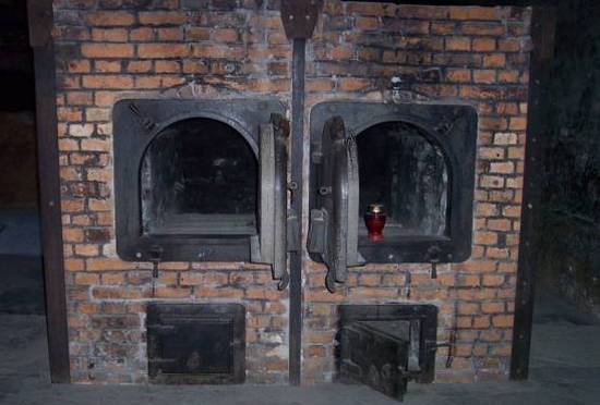 Piec krematoryjny z obozu w Auschwitz. To właśnie m.in. przy ich obsłudze pracowali członkowie Sonderkommando (fot. Pimke; lic. CC ASA 3.0).