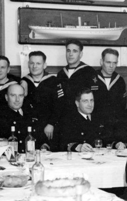 Kiedy Henryk Kłoczkowski (siedzi drugi z lewej) zostawał kapitanem Orła, nic nie wskazywało na, że splami honor podwodnika.