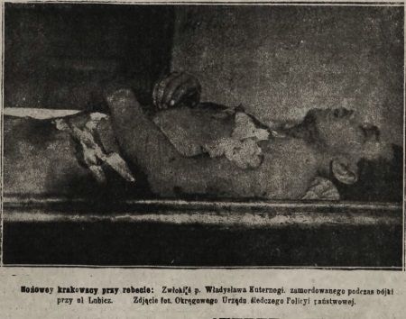 Kraków od dawna ma problem z nożownikami. Na zdjęciu ofiara niezidentyfikowanego mordercy w mundurze.