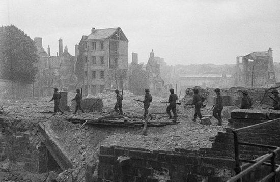 Żołnierze Królewskiego Korpusu Wojsk Inżynieryjnych w tym co zostało z Caen. Lipiec 1944 r. 