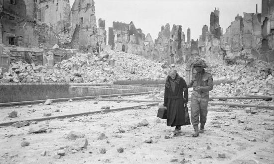 Caen w wyniku nalotu dywanowego dokonanego w nocy z 5 na 6 czerwca zostało niemal zrównane z ziemią. Skalę zniszczeń doskonale pokazuje to zdjęcie, wykonane po wkroczeniu wojsk alianckich do miasta.