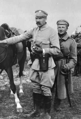 Już w czasach Legionów Polskich oficerom przysługiwał ordynans. Na zdjęciu brygadier Józef Piłsudski i jego ordynans Szymkiewicz.